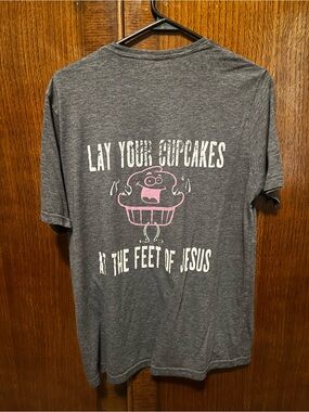 Gray Graphic Tee "Lay Your Cupcakes"